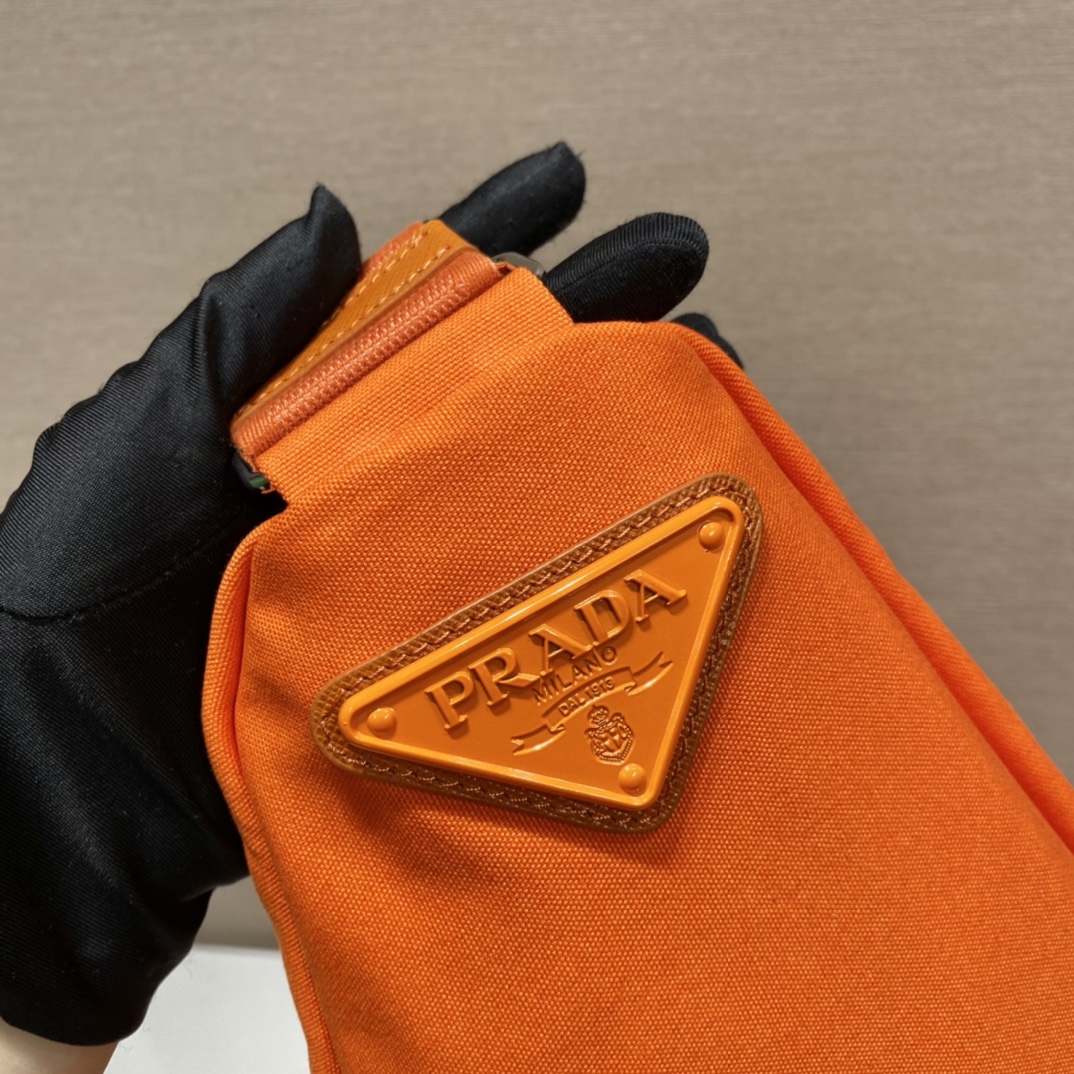 PRADA普拉达帆布大三角包2VY007