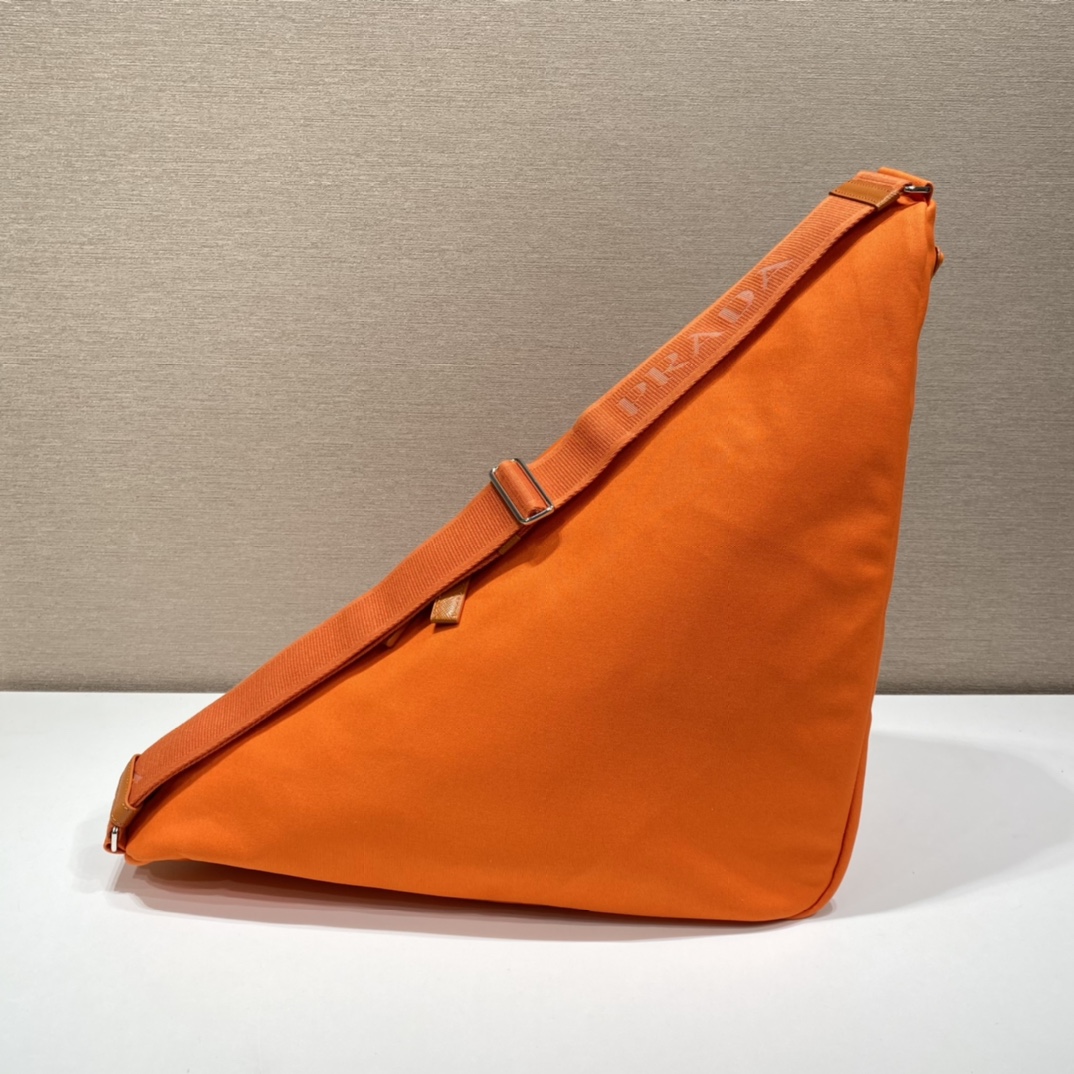 PRADA普拉达帆布大三角包2VY007