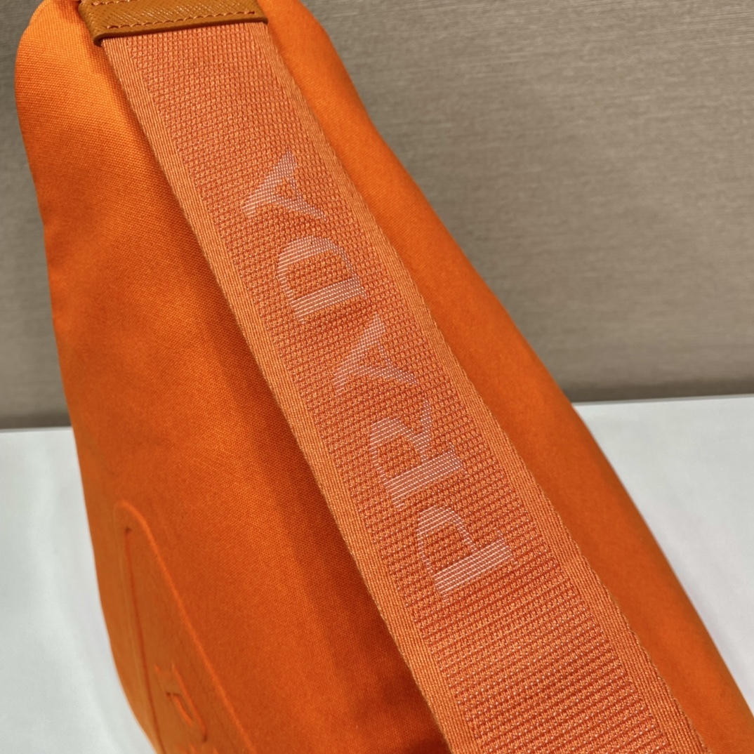 PRADA普拉达帆布大三角包2VY007