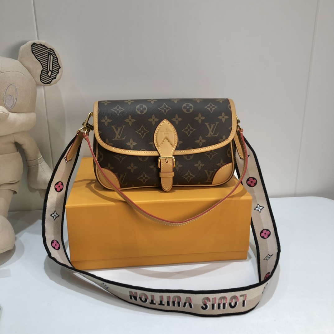 NO:178263,M45985 Diane baguette handbag 9 x 15 x 24 cm Reinvented classic design, integrating retro elements such as leather corners and traditional buckles for the Monogram canvas body, paired with pockets and neat inner layer. The wide jacquard shoulder straps show the eye-catching Louis Vuitton logo and Monogram flowers on both sides.,,louis vuitton19860909M45985 Diane法棍 手袋 9 x 15 x 24 厘米 重塑 年代的经典设计,为 Monogram 帆布包身融入皮革边角和传统搭扣等复古元素,搭配口袋和齐整内层.宽幅提花肩带两面分别呈现醒目路易威登标识和 Monogram 花卉.,,louis vuitton,Bag