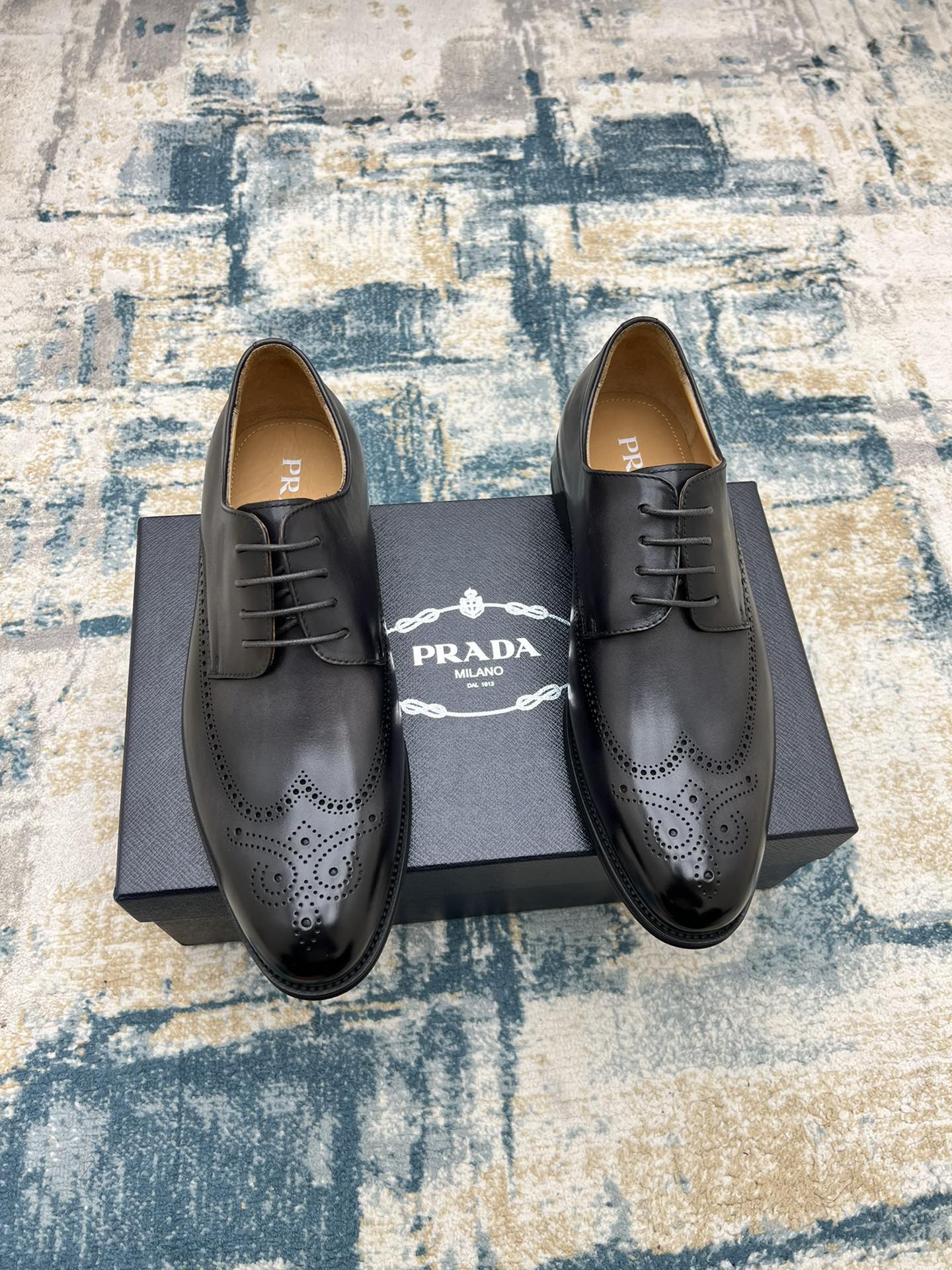 NO:350982,PRADA~ 38-45 Pjia Original Single Official Website New Men's Official Leather Shoes, Top-level Original Single Replica, adopts imported calfskin design, ancient hand-made color change technology, extremely strong texture, calfskin inner, original luxury genuine leather injection molding bottom!  (38 and 45 custom made without return or exchange), prada, cowhide19860909PRADA～ 码数38-45  P家原单官网新品男士正装皮鞋,顶级原单复刻,采用进口小牛皮设计,古法手工改色工艺,极强质感,小牛皮内里,原版奢华真皮注塑大底！（38和45定做不退换）,,prada,cowhide,Men's shoes