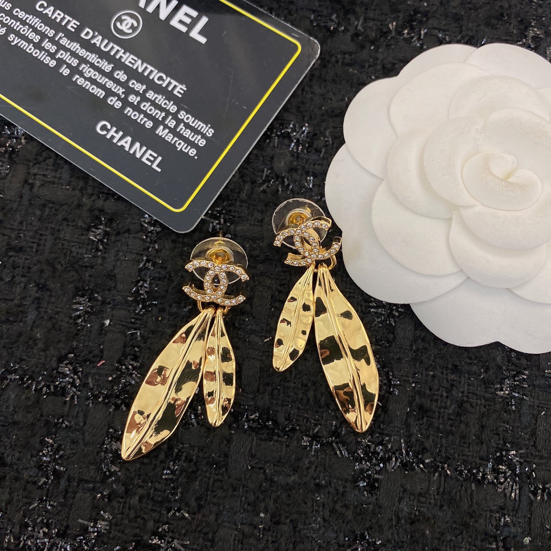  编码E1798   
🛍耳钉热销款火爆上新❣
🛍同步专柜‼️独家高端品质实拍图‼️代购级别‼️做工精致