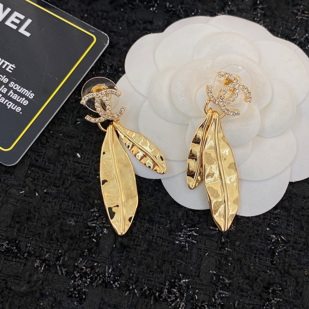  编码E1798   
🛍耳钉热销款火爆上新❣
🛍同步专柜‼️独家高端品质实拍图‼️代购级别‼️做工精致