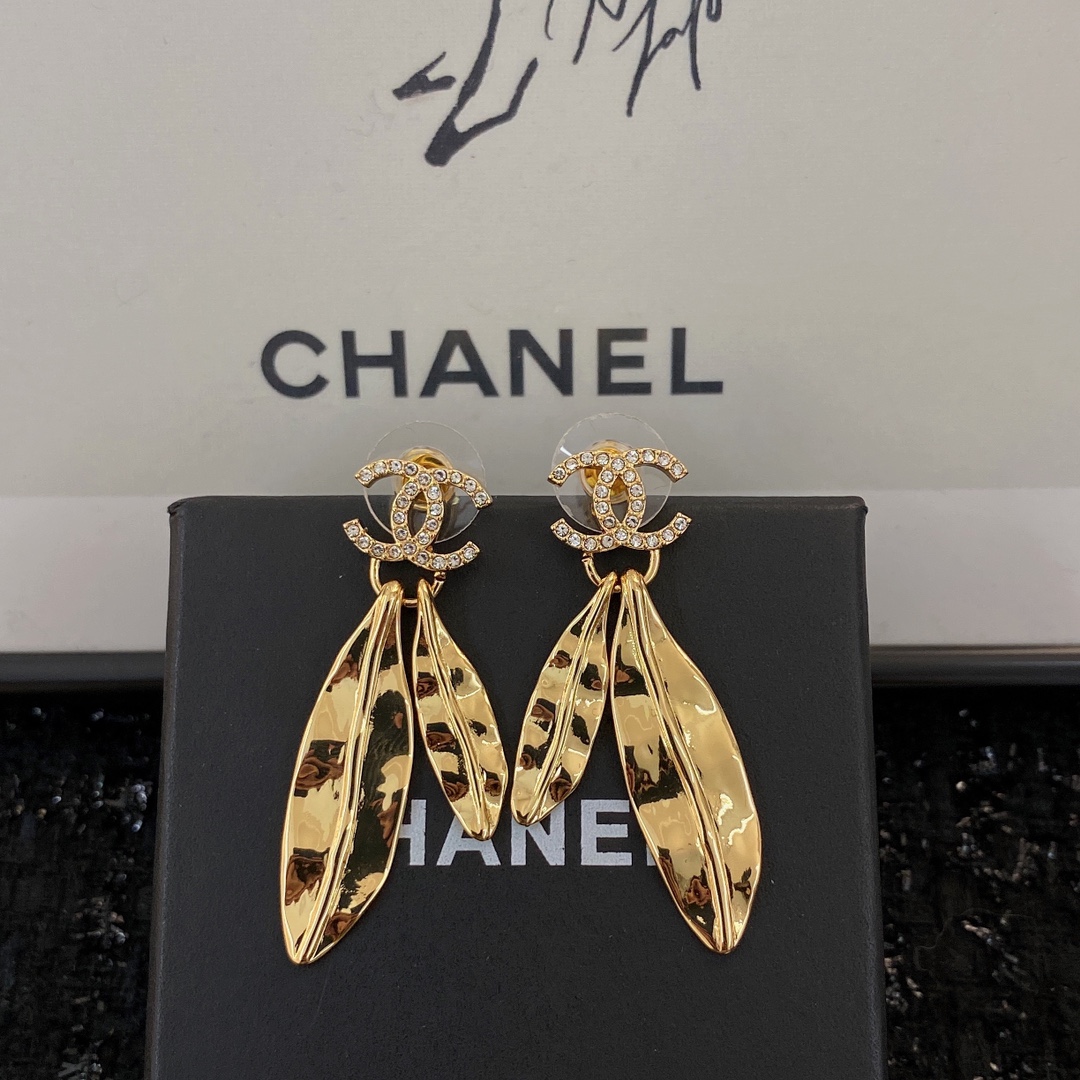  编码E1798   
🛍耳钉热销款火爆上新❣
🛍同步专柜‼️独家高端品质实拍图‼️代购级别‼️做工精致