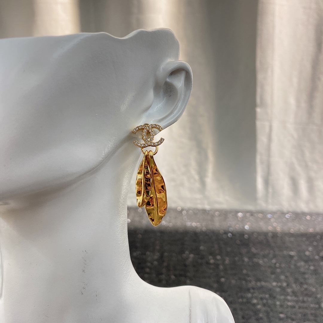  编码E1798   
🛍耳钉热销款火爆上新❣
🛍同步专柜‼️独家高端品质实拍图‼️代购级别‼️做工精致