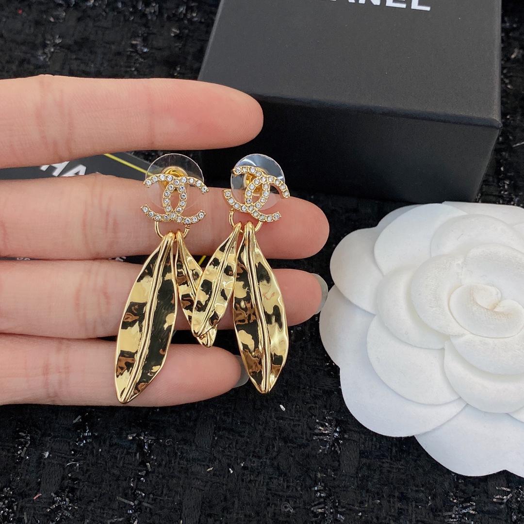 编码E1798   
🛍耳钉热销款火爆上新❣
🛍同步专柜‼️独家高端品质实拍图‼️代购级别‼️做工精致