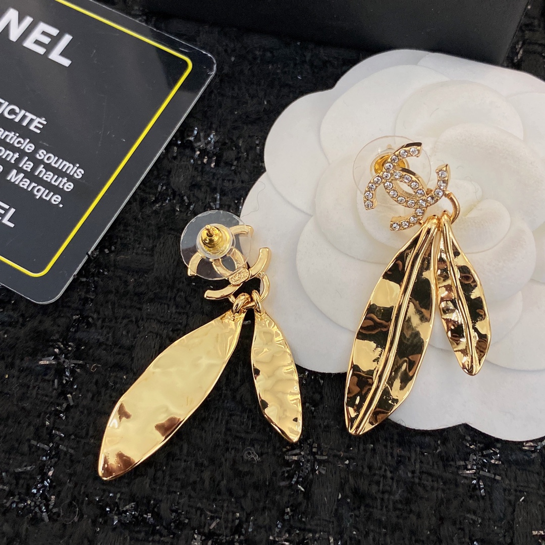  编码E1798   
🛍耳钉热销款火爆上新❣
🛍同步专柜‼️独家高端品质实拍图‼️代购级别‼️做工精致