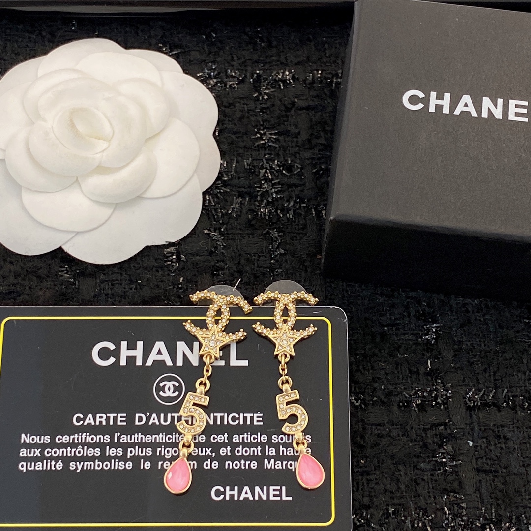  编码E1799   
🛍耳钉热销款火爆上新❣
🛍同步专柜‼️独家高端品质实拍图‼️代购级别‼️做工精致