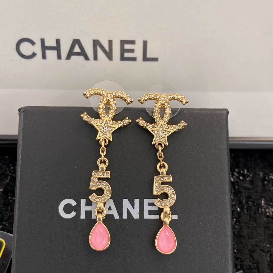  编码E1799   
🛍耳钉热销款火爆上新❣
🛍同步专柜‼️独家高端品质实拍图‼️代购级别‼️做工精致