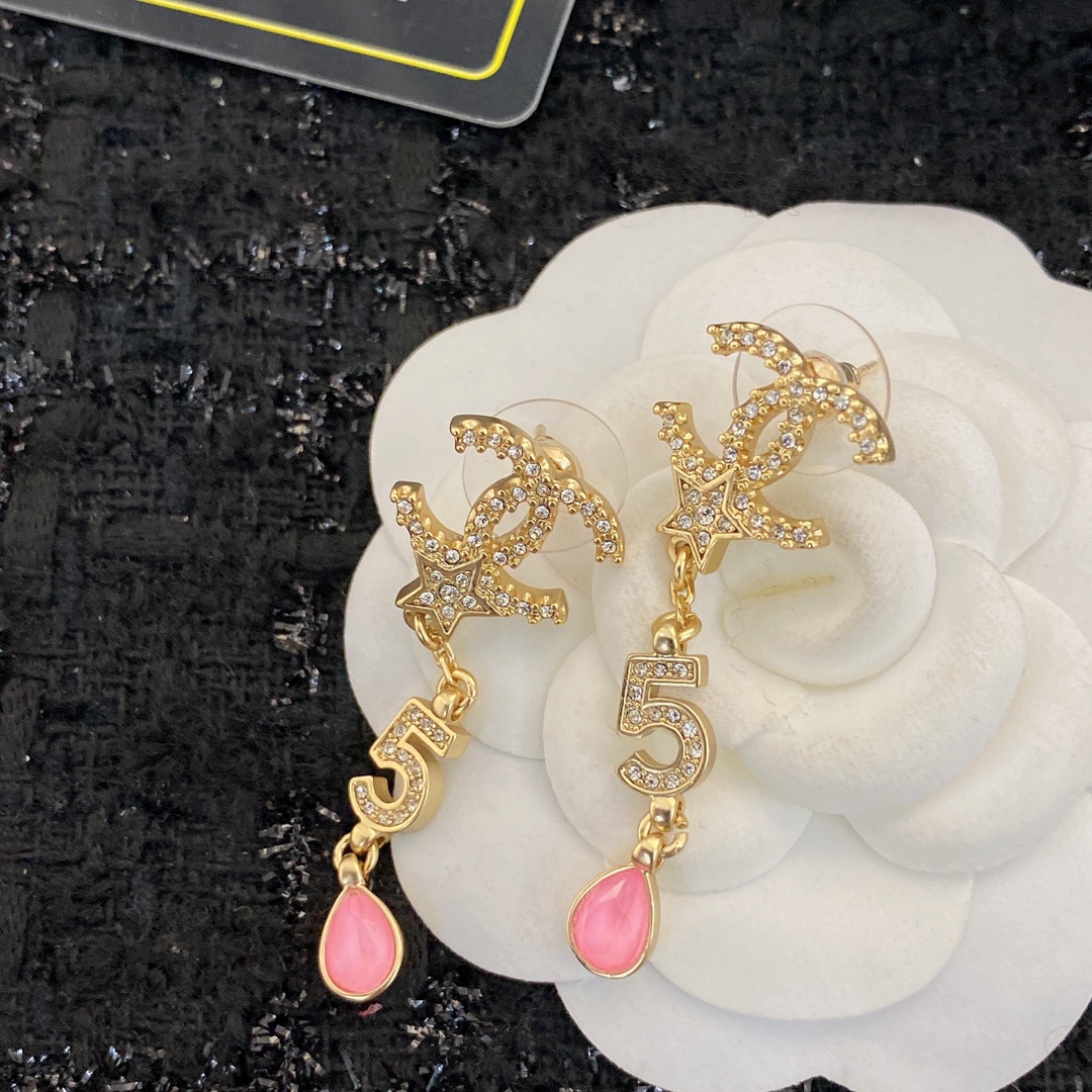  编码E1799   
🛍耳钉热销款火爆上新❣
🛍同步专柜‼️独家高端品质实拍图‼️代购级别‼️做工精致