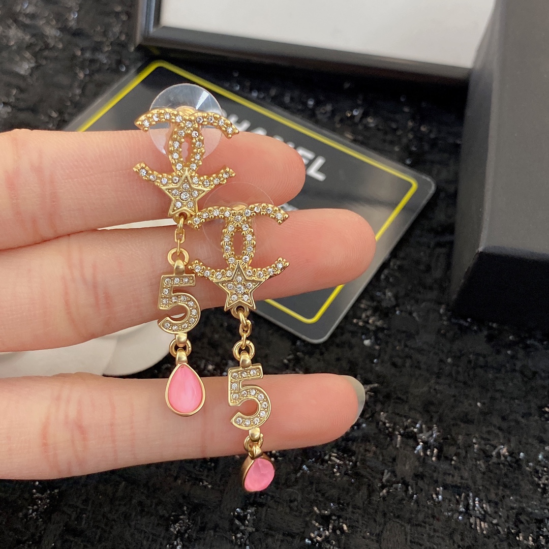  编码E1799   
🛍耳钉热销款火爆上新❣
🛍同步专柜‼️独家高端品质实拍图‼️代购级别‼️做工精致