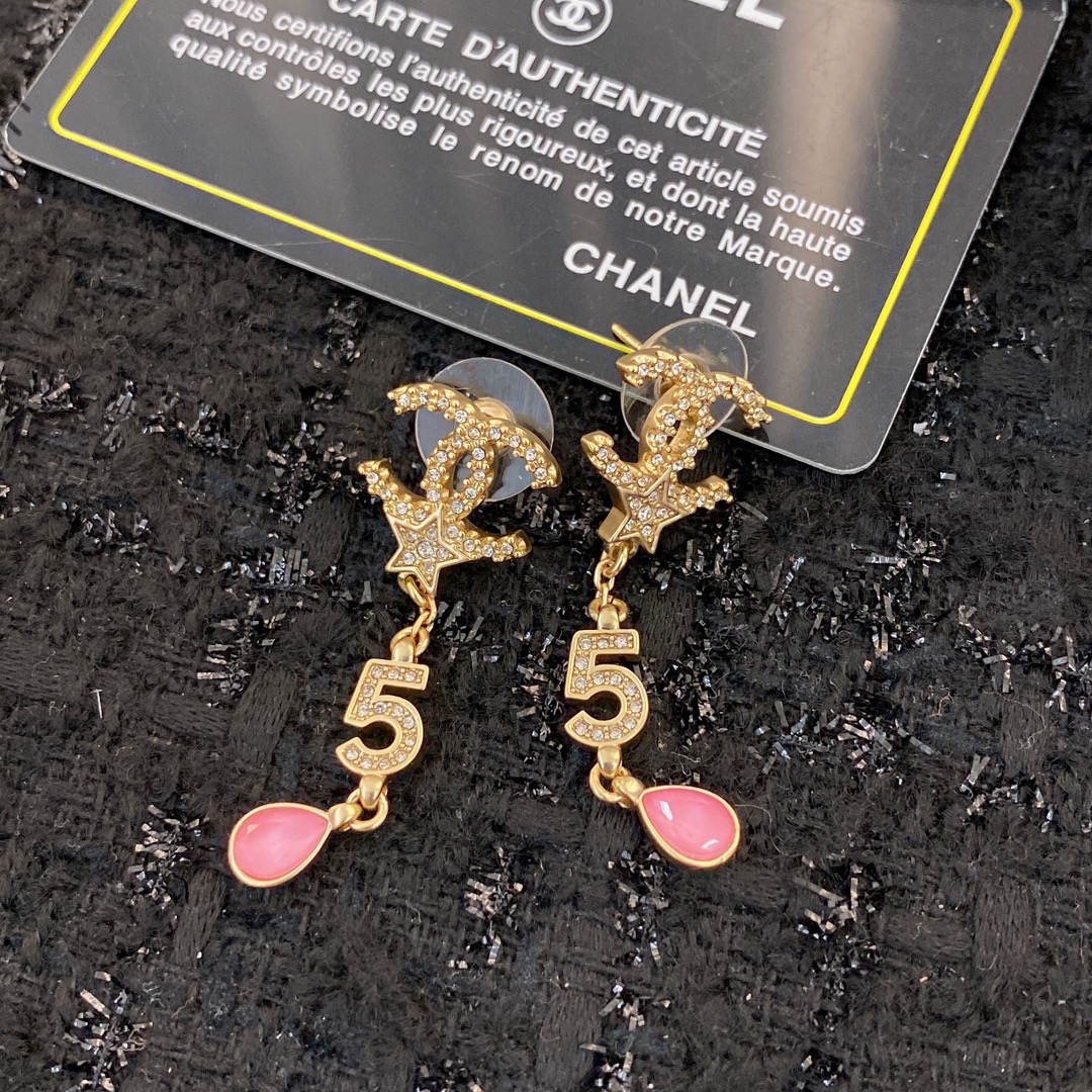  编码E1799   
🛍耳钉热销款火爆上新❣
🛍同步专柜‼️独家高端品质实拍图‼️代购级别‼️做工精致