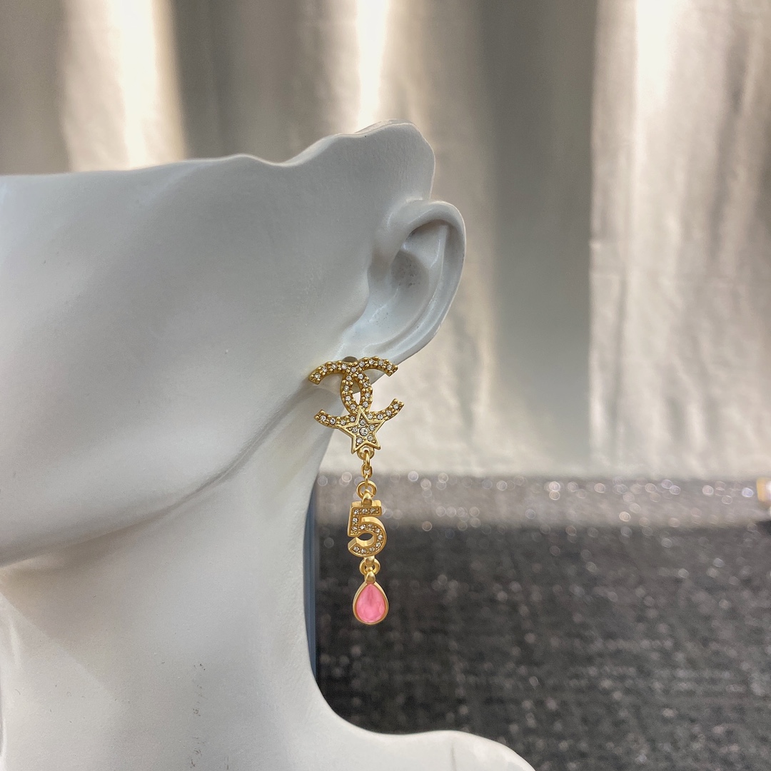  编码E1799   
🛍耳钉热销款火爆上新❣
🛍同步专柜‼️独家高端品质实拍图‼️代购级别‼️做工精致