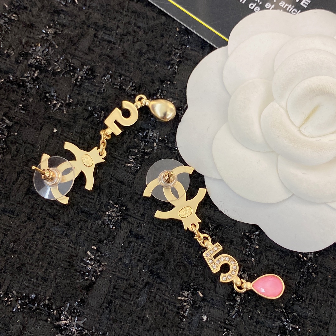  编码E1799   
🛍耳钉热销款火爆上新❣
🛍同步专柜‼️独家高端品质实拍图‼️代购级别‼️做工精致