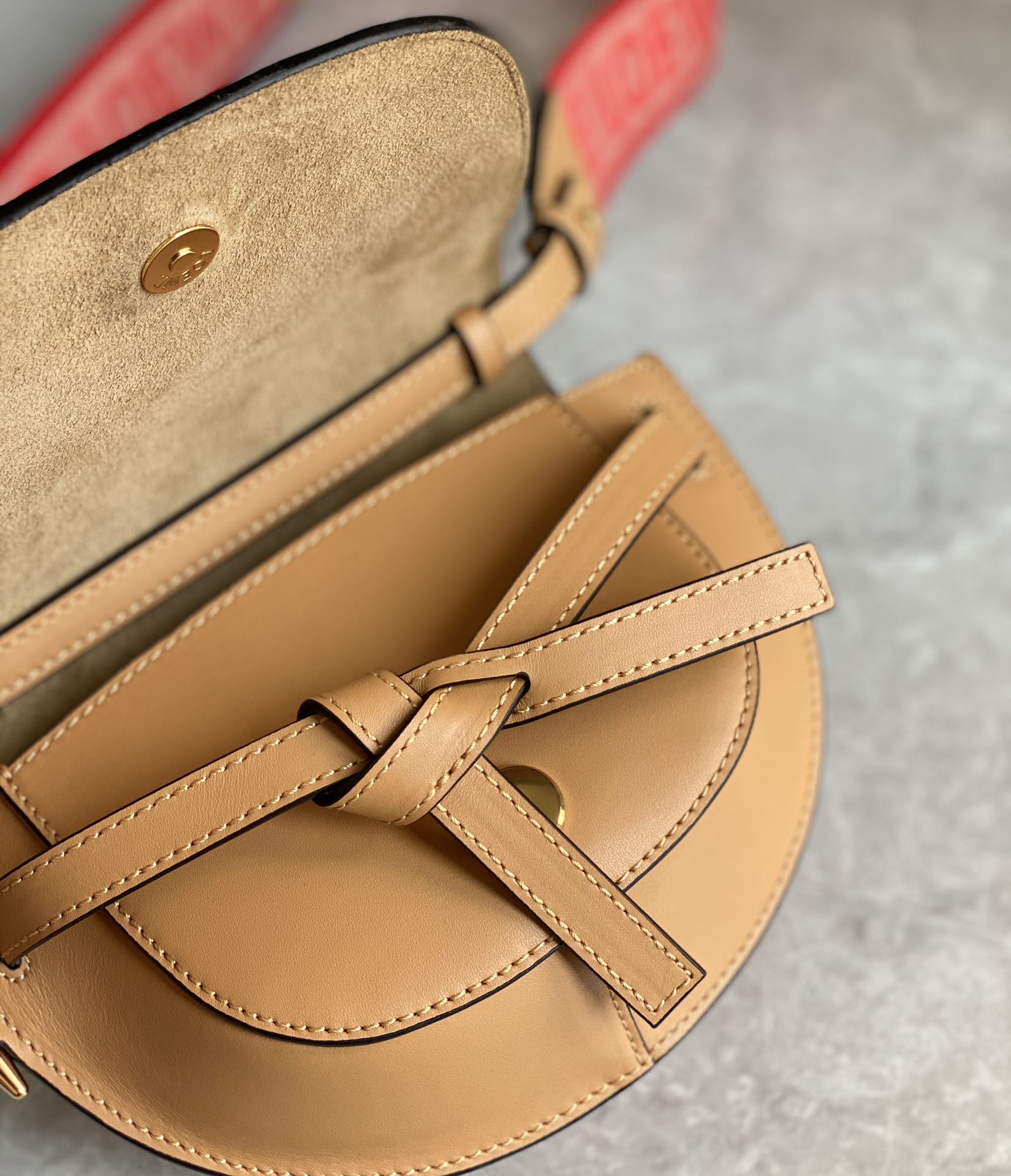 LOEWE罗意威 字母寛肩带Gate马鞍包 0672焦糖色