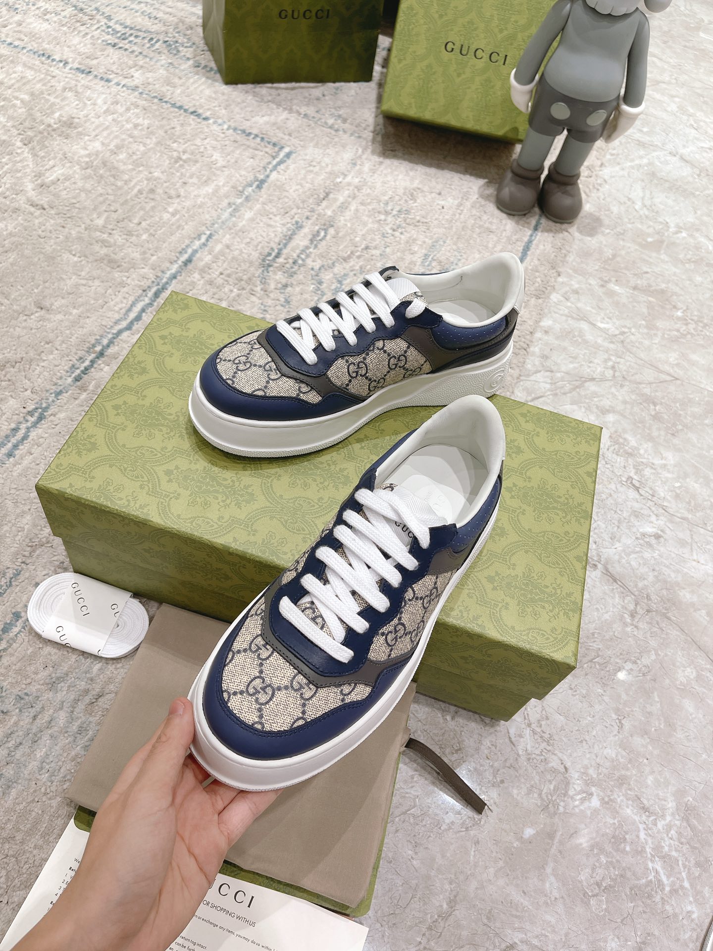 Top versión de los nuevos colores Toda la red debut Gucci pequeños zapatos blancos, en nombre de la 