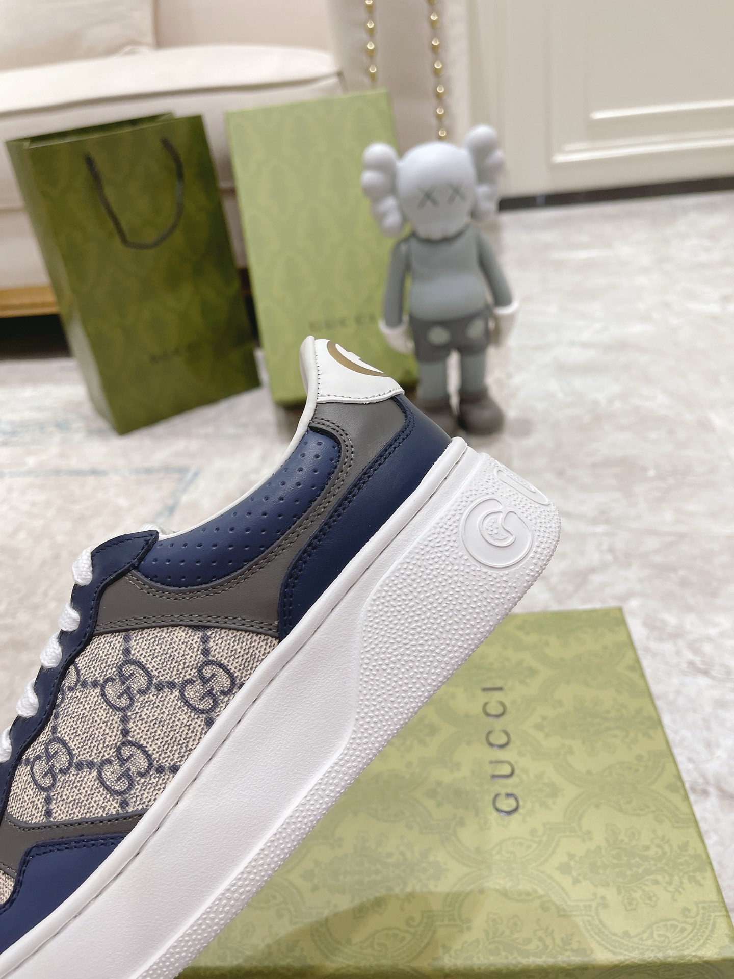 Top versión de los nuevos colores Toda la red debut Gucci pequeños zapatos blancos, en nombre de la 