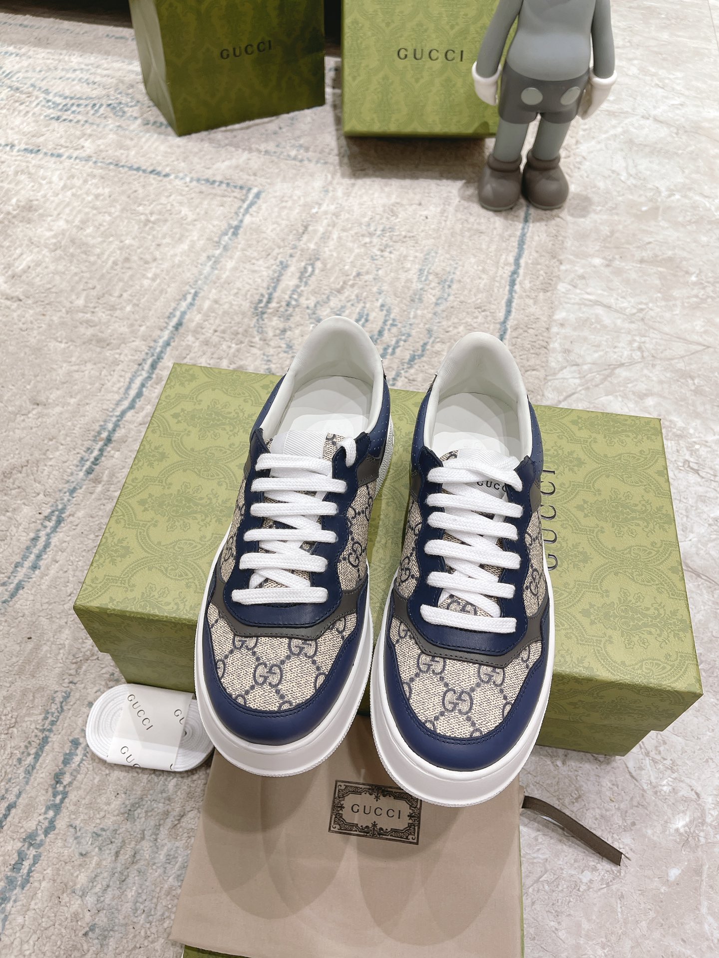 Top versión de los nuevos colores Toda la red debut Gucci pequeños zapatos blancos, en nombre de la 