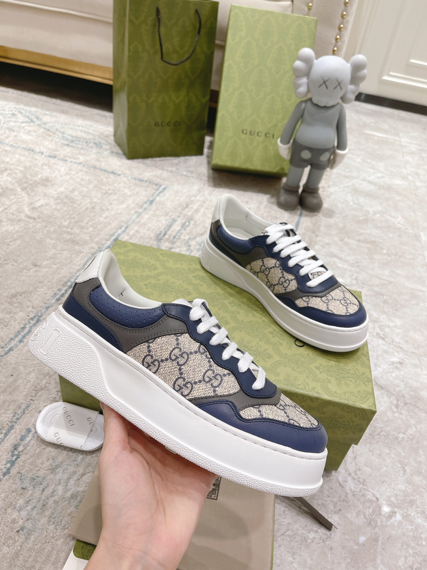 Top versión de los nuevos colores Toda la red debut Gucci pequeños zapatos blancos, en nombre de la 