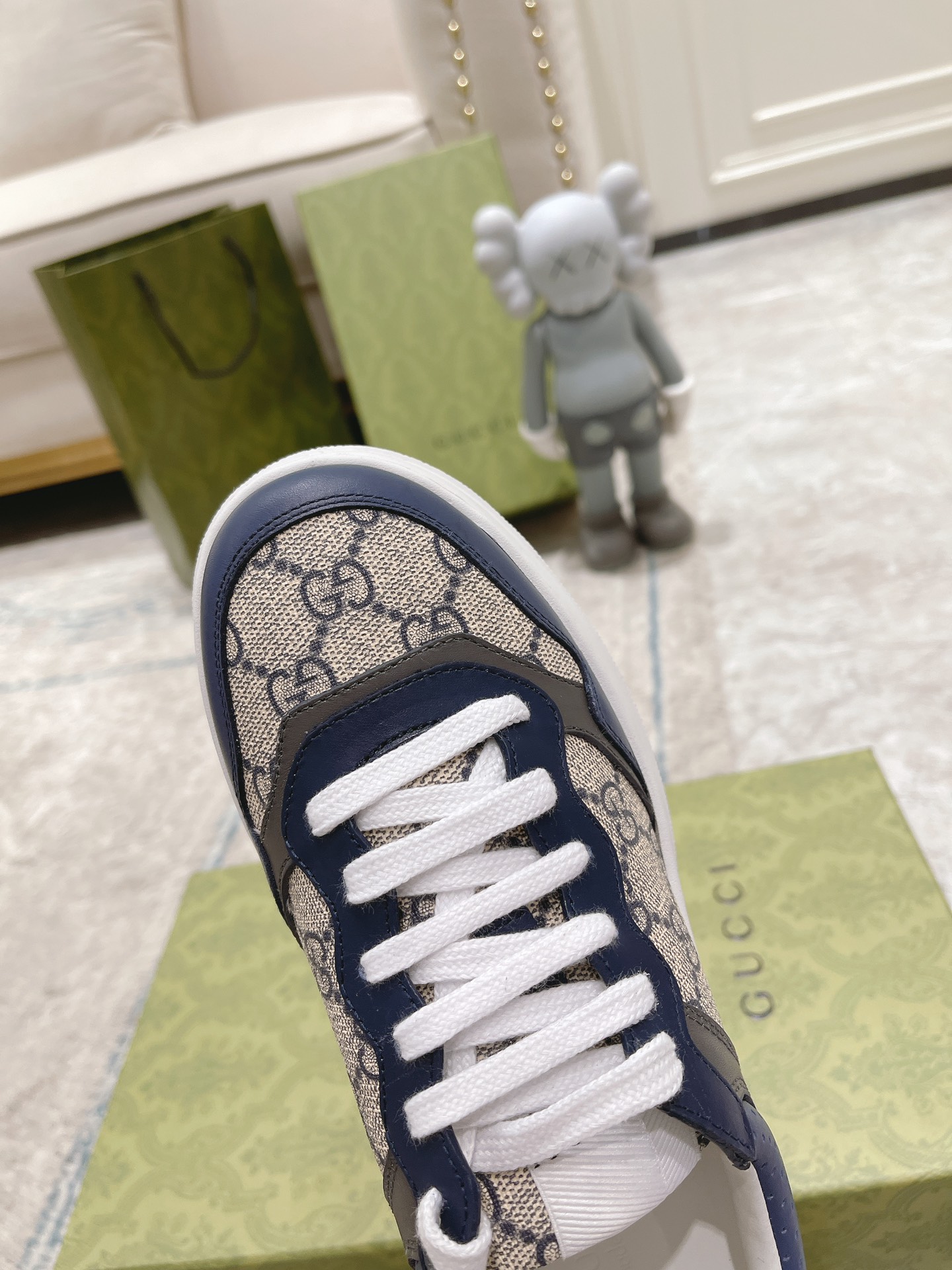 Top versión de los nuevos colores Toda la red debut Gucci pequeños zapatos blancos, en nombre de la 