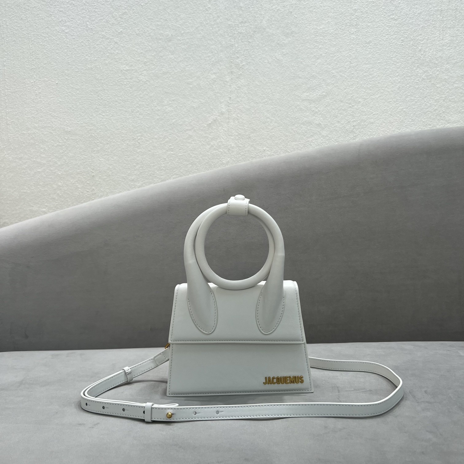 纯白色Jacquemus̶爆款单品可肩背来袭辣手柄处摁扣设计十足手提时下热门的单肩背发以及斜挎一个包包个