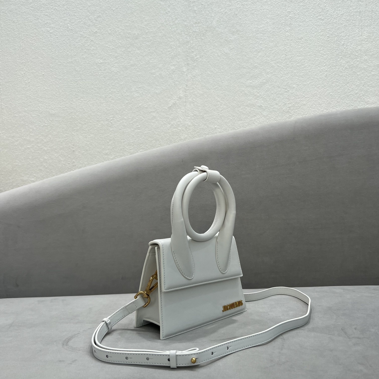 纯白色Jacquemus̶爆款单品可肩背来袭辣手柄处摁扣设计十足手提时下热门的单肩背发以及斜挎一个包包个