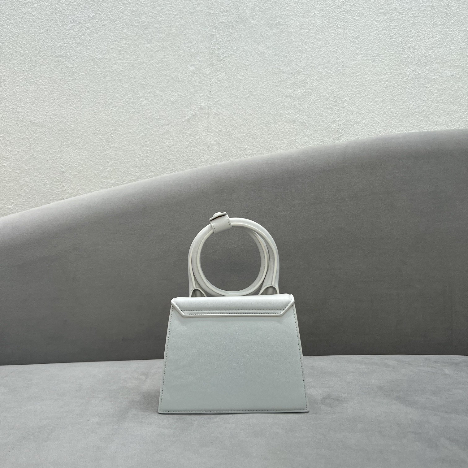 纯白色Jacquemus̶爆款单品可肩背来袭辣手柄处摁扣设计十足手提时下热门的单肩背发以及斜挎一个包包个