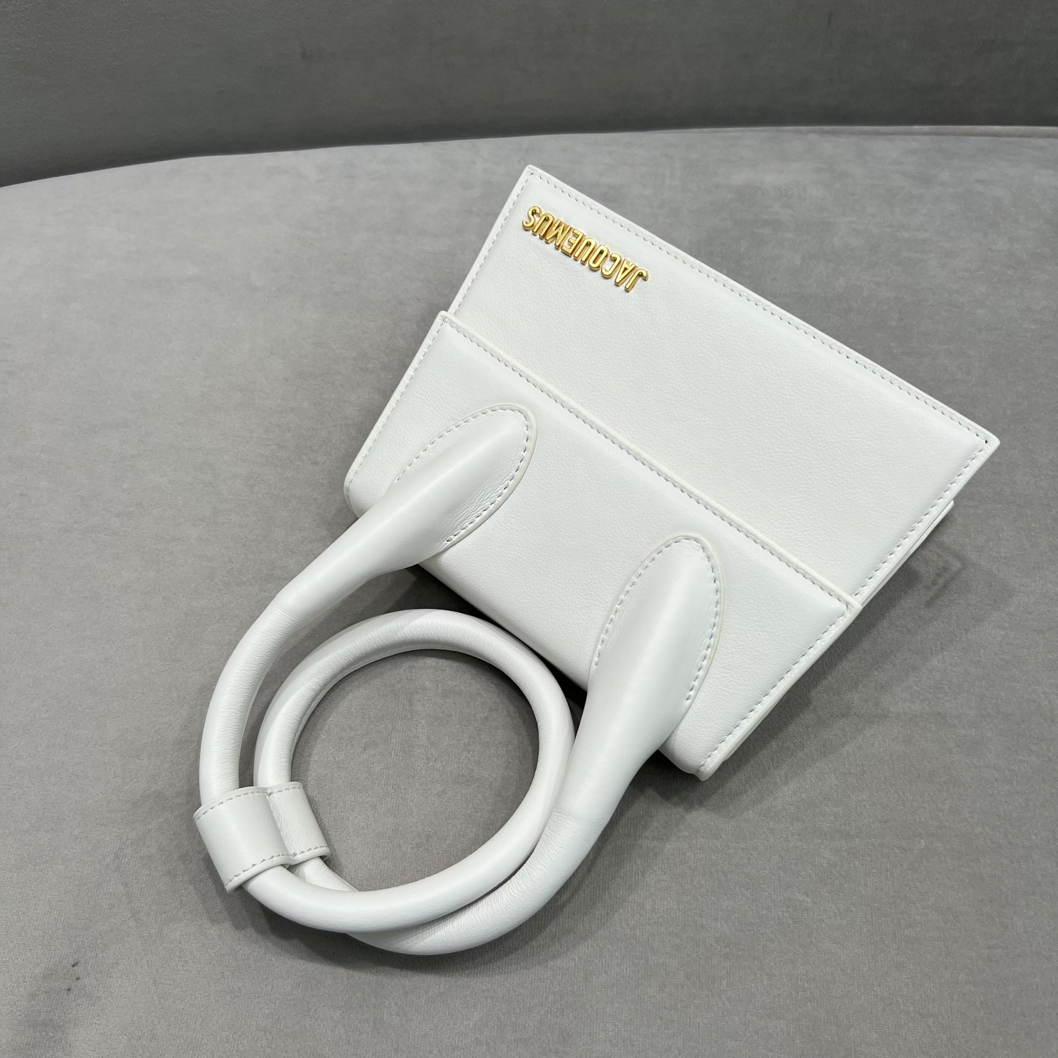 纯白色Jacquemus̶爆款单品可肩背来袭辣手柄处摁扣设计十足手提时下热门的单肩背发以及斜挎一个包包个