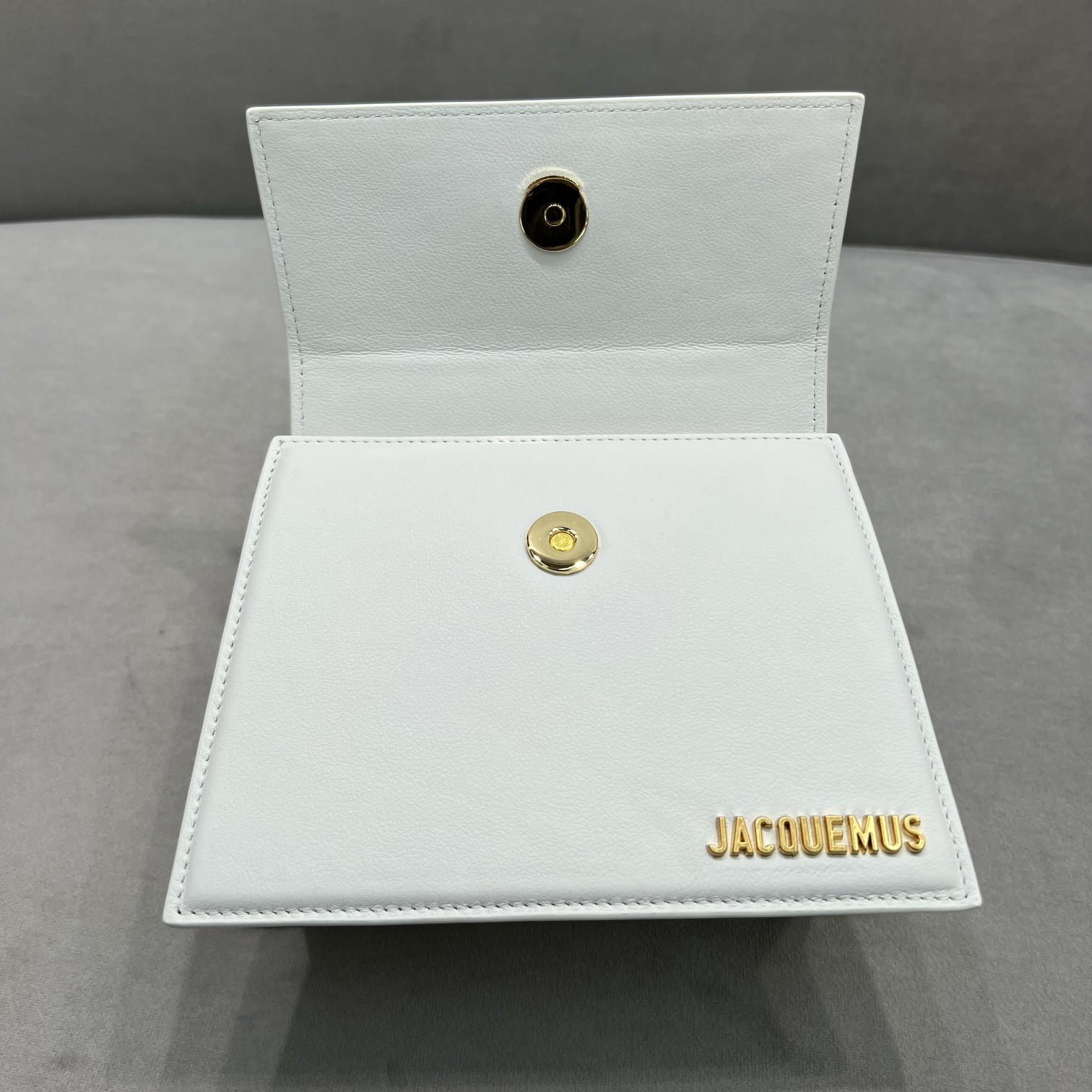 纯白色Jacquemus̶爆款单品可肩背来袭辣手柄处摁扣设计十足手提时下热门的单肩背发以及斜挎一个包包个