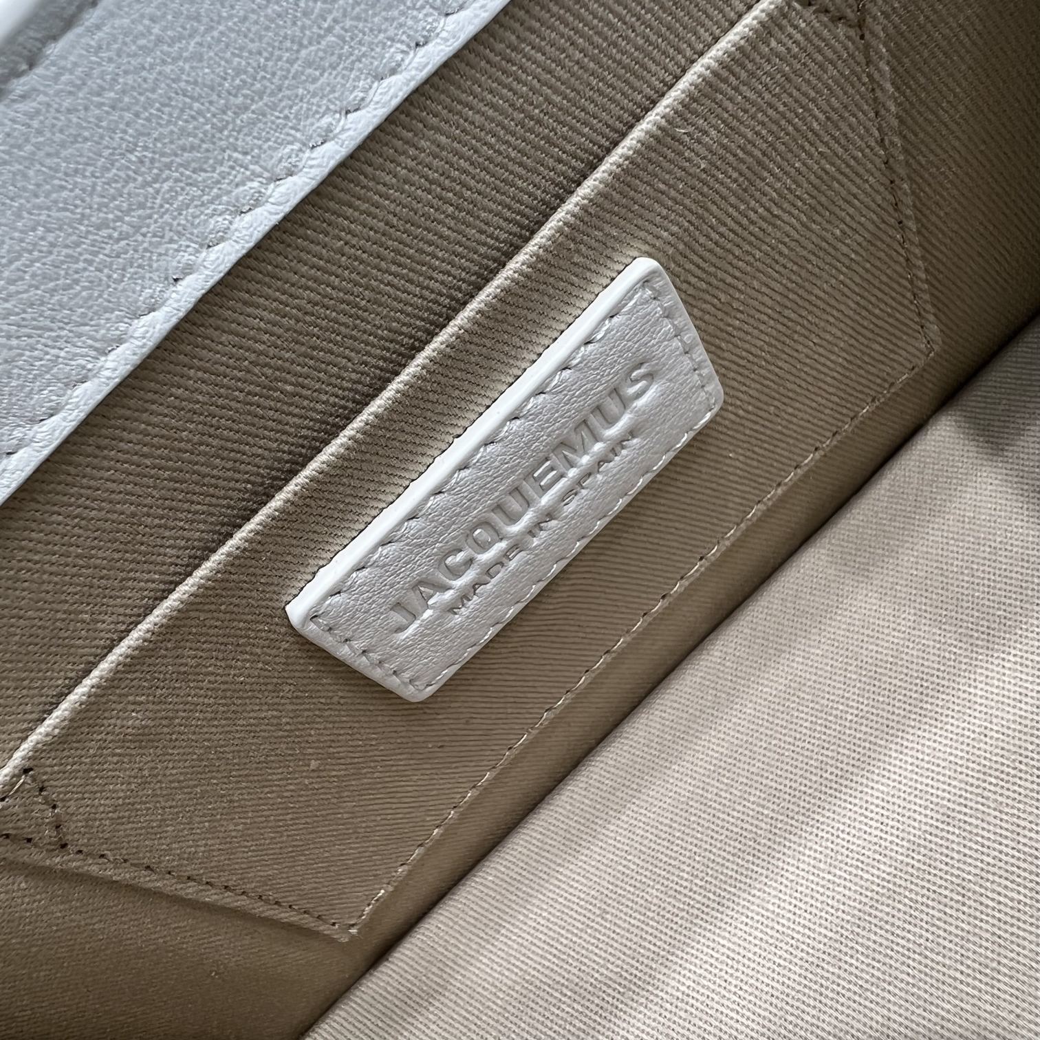 纯白色Jacquemus̶爆款单品可肩背来袭辣手柄处摁扣设计十足手提时下热门的单肩背发以及斜挎一个包包个