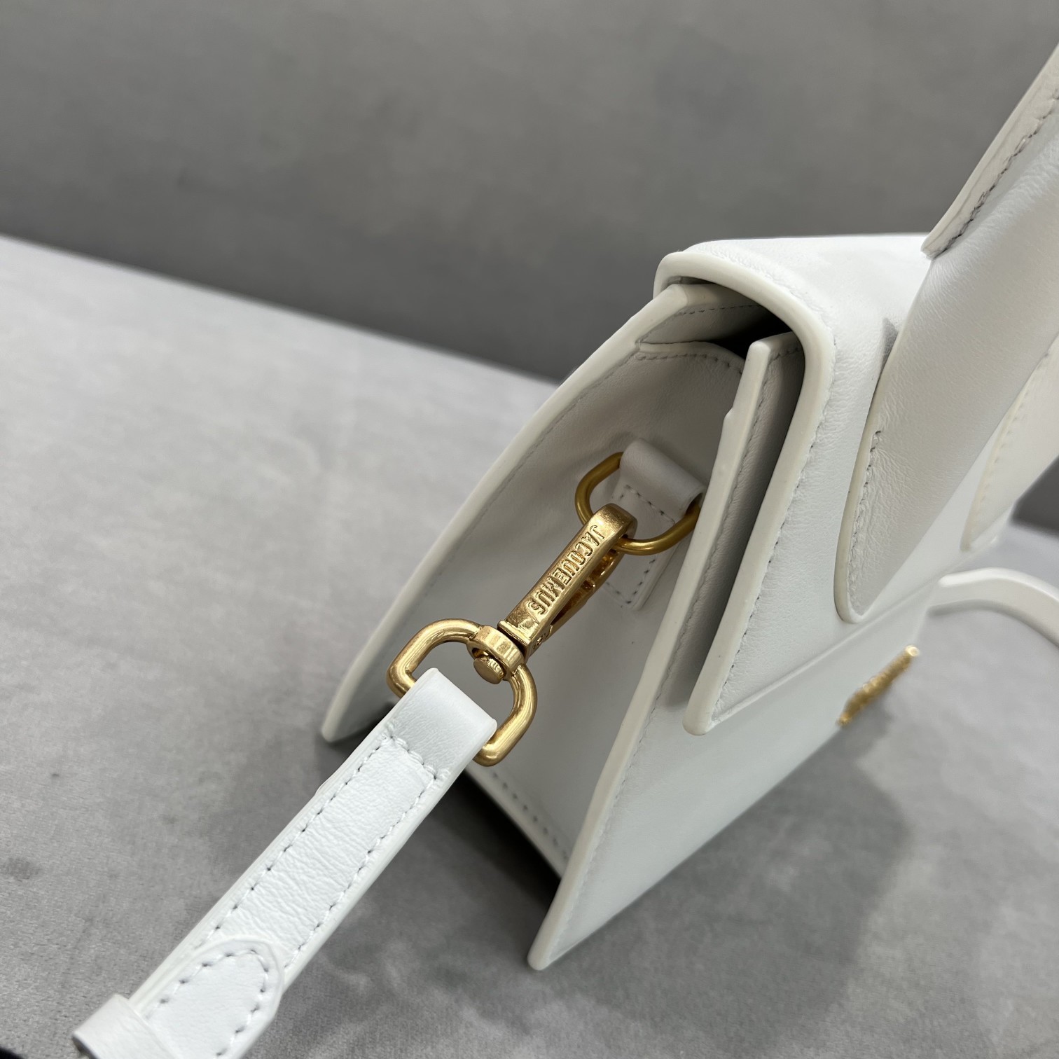 纯白色Jacquemus̶爆款单品可肩背来袭辣手柄处摁扣设计十足手提时下热门的单肩背发以及斜挎一个包包个