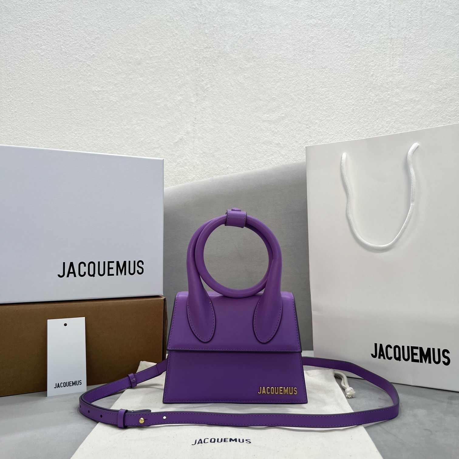 全皮紫Jacquemus̶爆款单品可肩背来袭辣手柄处摁扣设计十足手提时下热门的单肩背发以及斜挎一个包包个