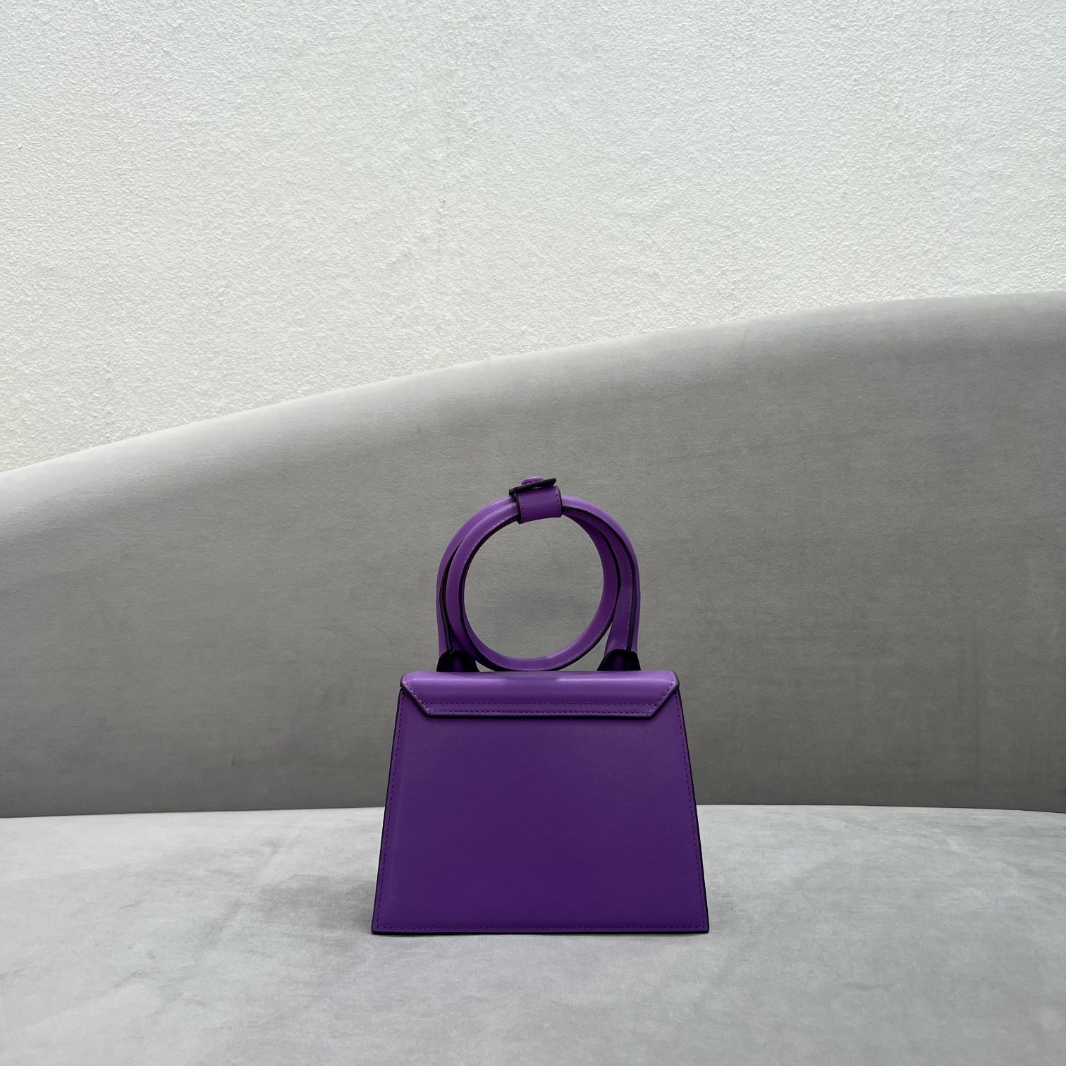 全皮紫Jacquemus̶爆款单品可肩背来袭辣手柄处摁扣设计十足手提时下热门的单肩背发以及斜挎一个包包个