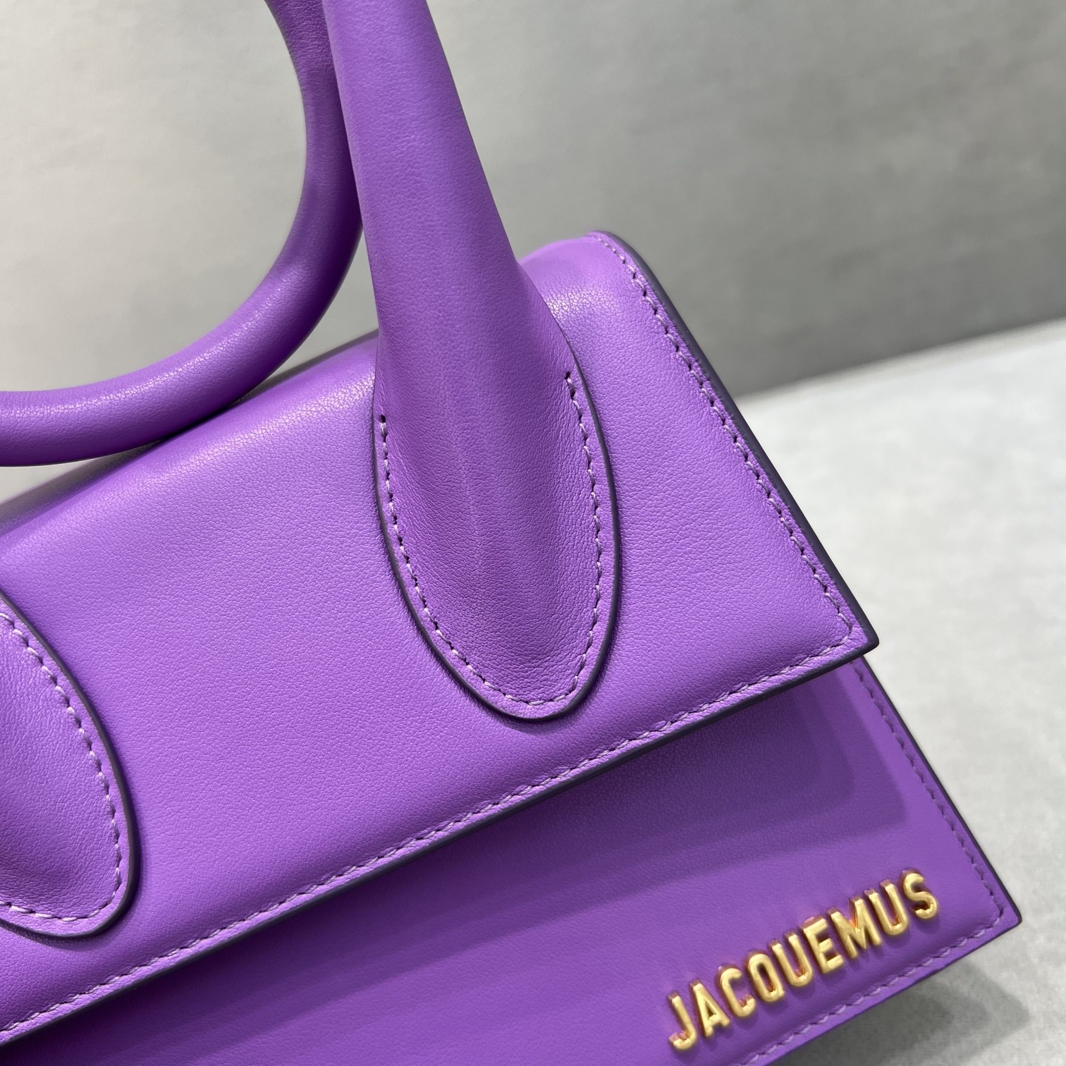 全皮紫Jacquemus̶爆款单品可肩背来袭辣手柄处摁扣设计十足手提时下热门的单肩背发以及斜挎一个包包个