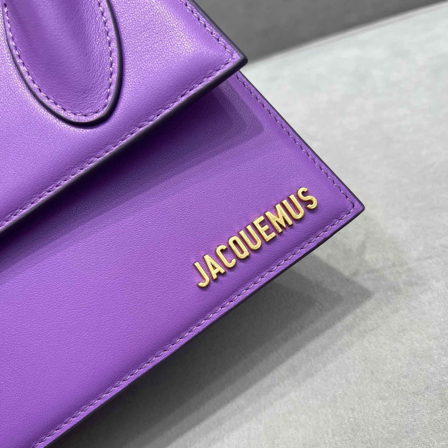全皮紫Jacquemus̶爆款单品可肩背来袭辣手柄处摁扣设计十足手提时下热门的单肩背发以及斜挎一个包包个