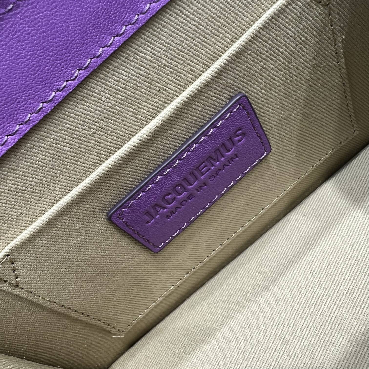 全皮紫Jacquemus̶爆款单品可肩背来袭辣手柄处摁扣设计十足手提时下热门的单肩背发以及斜挎一个包包个