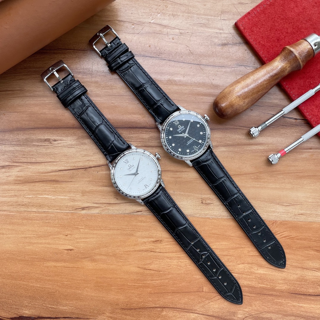 ， 白，金  欧米茄 Omega 枫叶款式字面独特，纹路细腻，比较偏休闲商务风的风格，优雅百达的雕花表壳极具个性。性价比首选，搭载全自动机械机芯，40毫米的表径适配大众男性手寸，以及搭配小牛皮表带，非常商务可亦休闲。