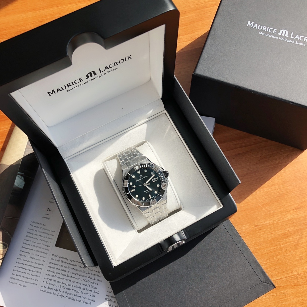 NO:389963,Aimee AIKON series men's diving watch arrives!  Classics are never out of date!  The dial size is 43mm and 12mm thick!  It has a meter-deep waterproof function, the strap is designed for easy removal and raw ears, and the steel tape is easily replaced and used alternately with bare hands, and it is double-wearing. Black and blue colors, ceramic ring mouth, brushed and polished stainless steel, and the craftsmanship is very good!  Super luminous, original Swiss mechanical movement!  Perfect new design, sincerely recommended!  Worth taking action, aikon19860909艾美AIKON系列男款潜水表到货！经典永不过时！表盘尺寸为43mm,厚12mm！具有米深度防水功能,表带为易拆生耳设计,钢带胶带轻松徒手交替更换使用,双重佩戴体验.黑蓝两色,陶瓷圈口,拉丝打磨精钢,工艺非常好！超强夜光,原装瑞士机械机芯！完美的新设计,真心推荐！值得下手,,aikon,Watch