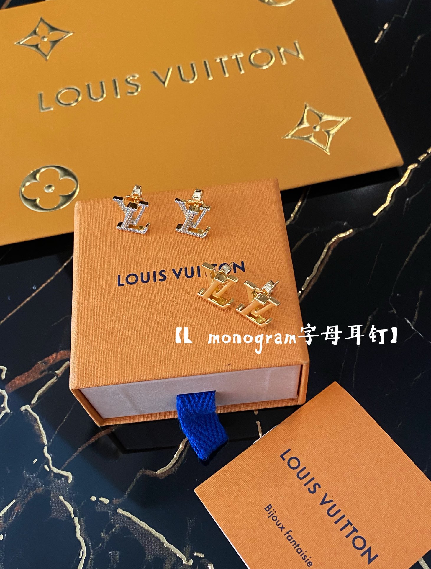 NO:632141,88150 without diamonds 88160 with diamonds [L full diamond monogram letter earrings] ·Super beautiful monogram set, the tassel clover shape is very beautiful ·Original 1v1 shape size, hand-inlaid with Swarovski crystal diamonds, very sparkling ·Adjusting buckle can be adjusted in multiple positions for wearing  Z, simple and classic logo shape, the upper body is very exquisite, with a high-end sense of appearance, very versatile, very durable, the more you look at it, the more you like it, low-key and luxurious, just like the Vintage model, it is still elegant, an eternal classic, a logo that never goes out of style,, swarovski, Cardia high-end jewelry19860909不带钻88150 带钻88160【L 满钻monogram字母耳钉】 ·超美的monogram套装,流苏四叶草造型非常美 ·原版1v1的造型大小,手工镶嵌施华洛世奇水晶钻,非常闪耀 ·调节扣多档位可调节佩戴 Z,简单又经典的Logo造型,上身非常精致,自带颜值的高级感,特百搭,特耐看,越看越喜欢的那种,低调又奢华,就像Vintage款一样,依旧是优雅的,是永恒的经典,永不过时的Logo,,swarovski,卡迪亚高端饰品,Jewelry