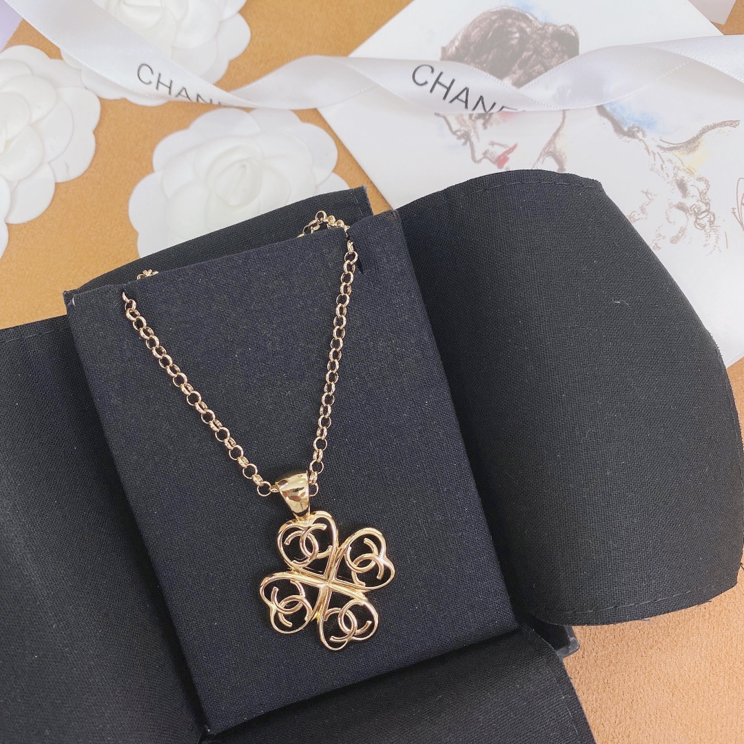 Chanel爱心四叶草项链4个爱心组成四叶草形状  又是一款必入的单品早买早戴上出街😍 ～巨好看！ 让你
