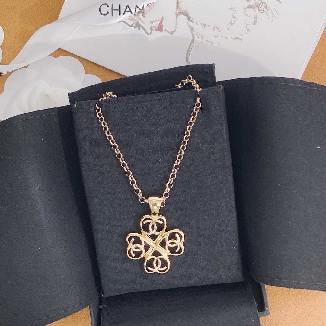 Chanel爱心四叶草项链4个爱心组成四叶草形状  又是一款必入的单品早买早戴上出街😍 ～巨好看！ 让你