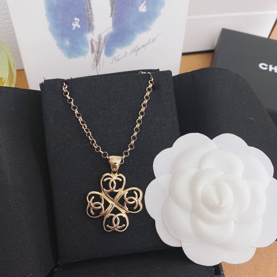 Chanel爱心四叶草项链4个爱心组成四叶草形状  又是一款必入的单品早买早戴上出街😍 ～巨好看！ 让你