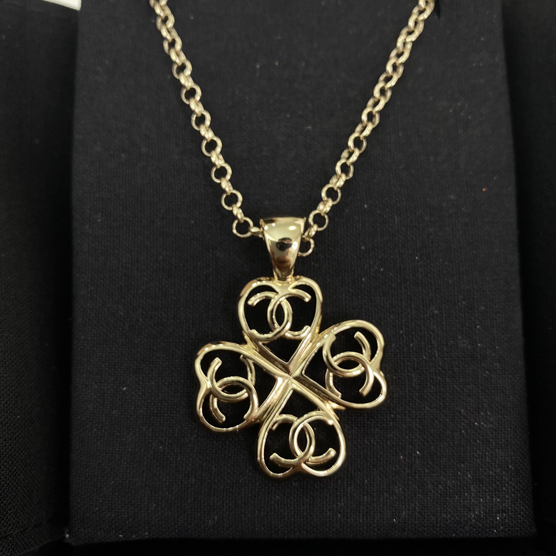 Chanel爱心四叶草项链4个爱心组成四叶草形状  又是一款必入的单品早买早戴上出街😍 ～巨好看！ 让你