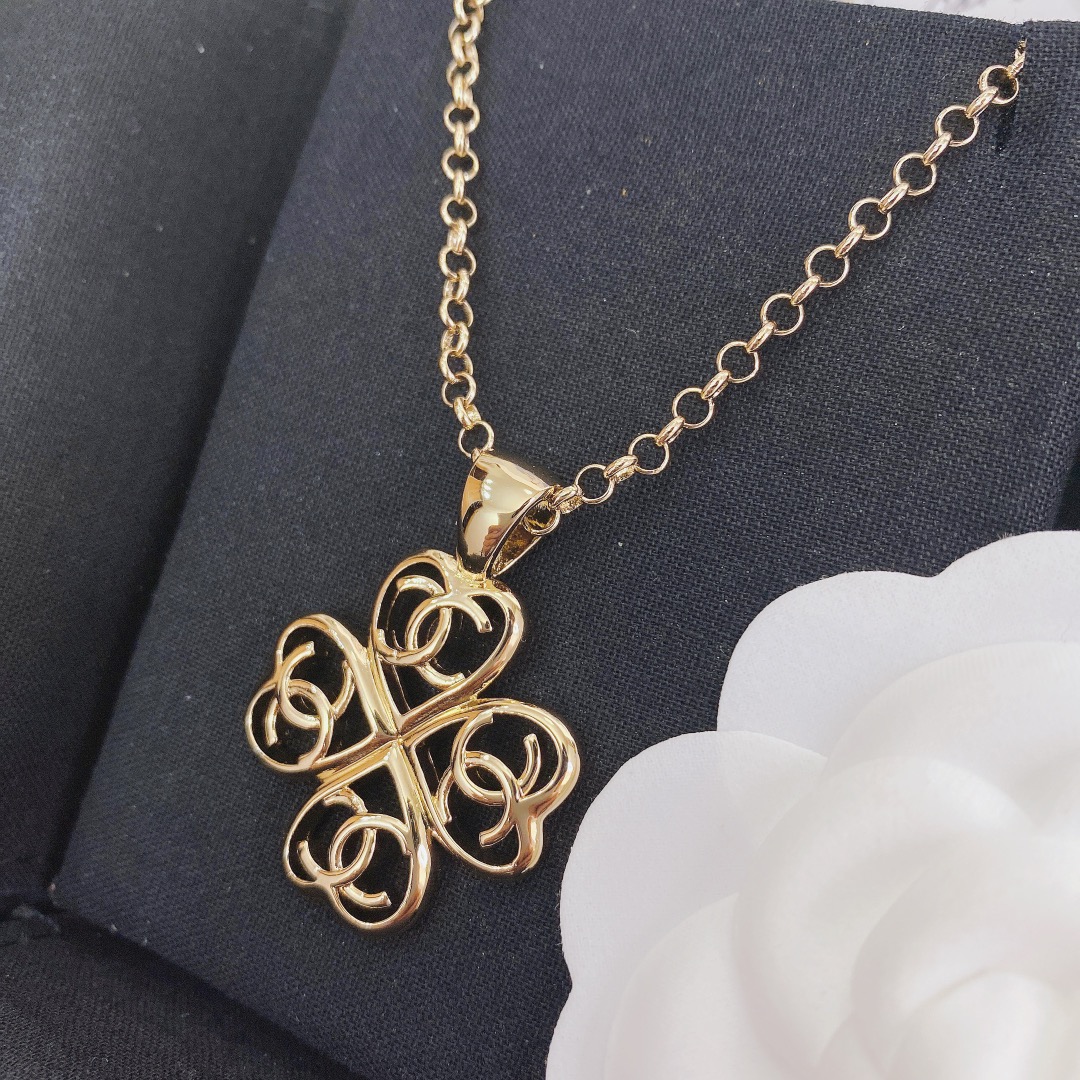 Chanel爱心四叶草项链4个爱心组成四叶草形状  又是一款必入的单品早买早戴上出街😍 ～巨好看！ 让你