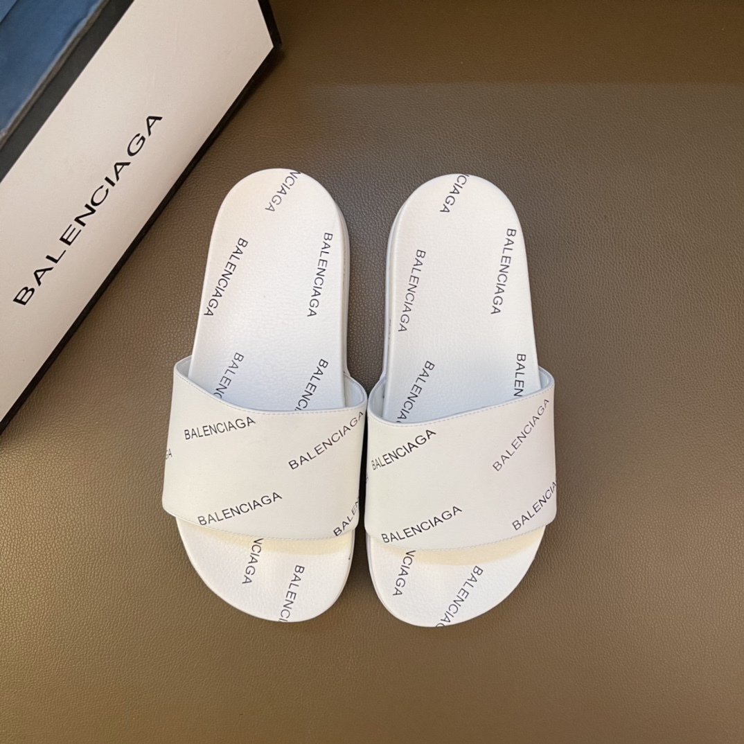 I0   独家首发🔥巴黎世家.Balenciaga ～休闲拖鞋 户外凉鞋 ❤️Balenciaga  Triple S 不仅造型潮流，松紧带乐福鞋 细节还以氧化效果呈现，适合户外司机舒适驾车🚗 登山运动 鞋型视觉让这双鞋更具韵味 男女码：34-44 🉑️定制 白色 黑色 可选😍