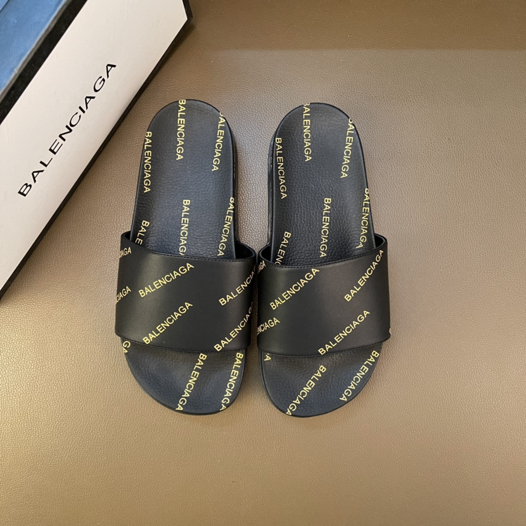 I0   独家首发🔥巴黎世家.Balenciaga ～休闲拖鞋 户外凉鞋 ❤️Balenciaga  Triple S 不仅造型潮流，松紧带乐福鞋 细节还以氧化效果呈现，适合户外司机舒适驾车🚗 登山运动 鞋型视觉让这双鞋更具韵味 男女码：34-44 🉑️定制 白色 黑色 可选😍
