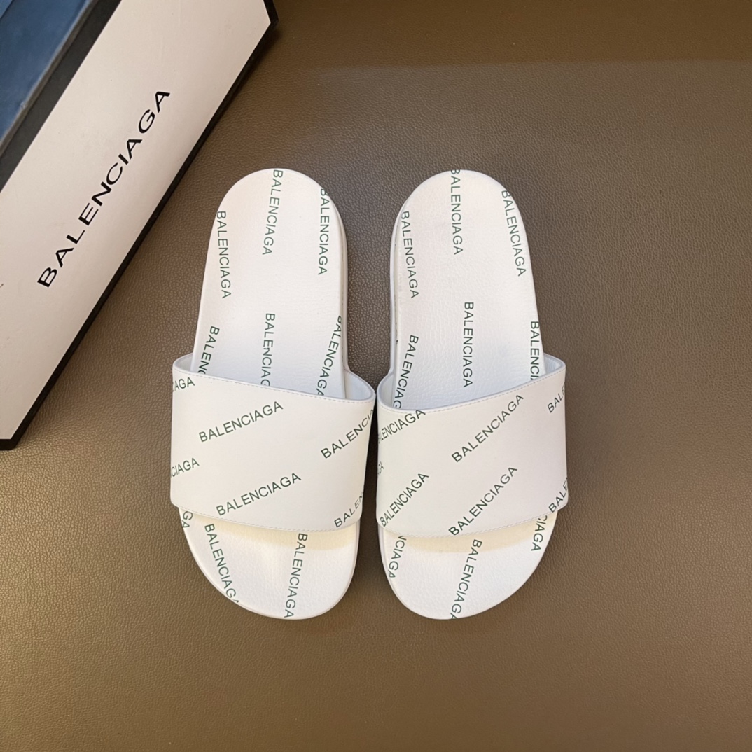 I0   独家首发🔥巴黎世家.Balenciaga ～休闲拖鞋 户外凉鞋 ❤️Balenciaga  Triple S 不仅造型潮流，松紧带乐福鞋 细节还以氧化效果呈现，适合户外司机舒适驾车🚗 登山运动 鞋型视觉让这双鞋更具韵味 男女码：34-44 🉑️定制 白色 黑色 可选😍