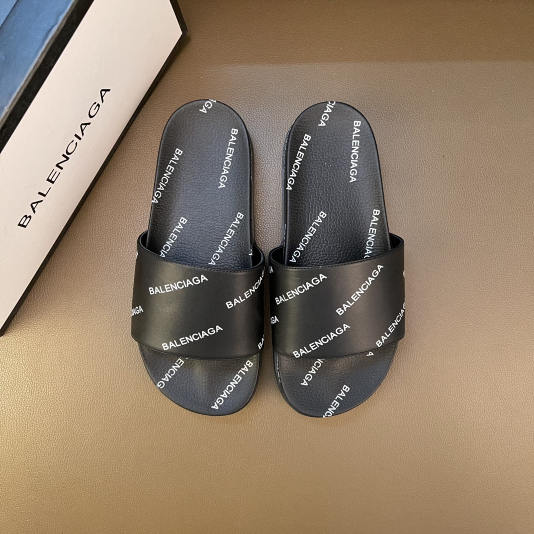 I0   独家首发🔥巴黎世家.Balenciaga ～休闲拖鞋 户外凉鞋 ❤️Balenciaga  Triple S 不仅造型潮流，松紧带乐福鞋 细节还以氧化效果呈现，适合户外司机舒适驾车🚗 登山运动 鞋型视觉让这双鞋更具韵味 男女码：34-44 🉑️定制 白色 黑色 可选😍