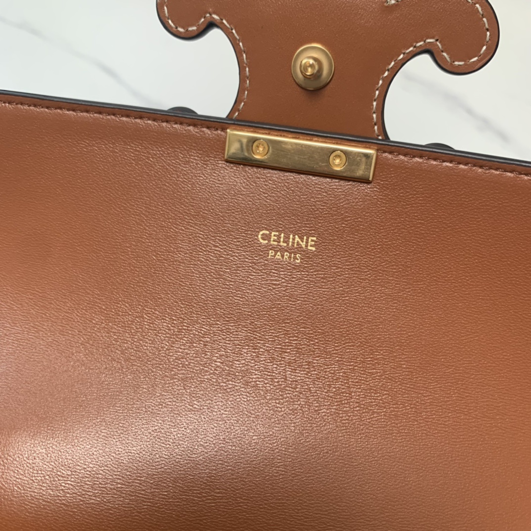 ️新品上线CELINE2022春夏新款新出皮扣链条腋下包新出的亮点在于从经典金属凯旋门换了立体皮扣浮雕凯