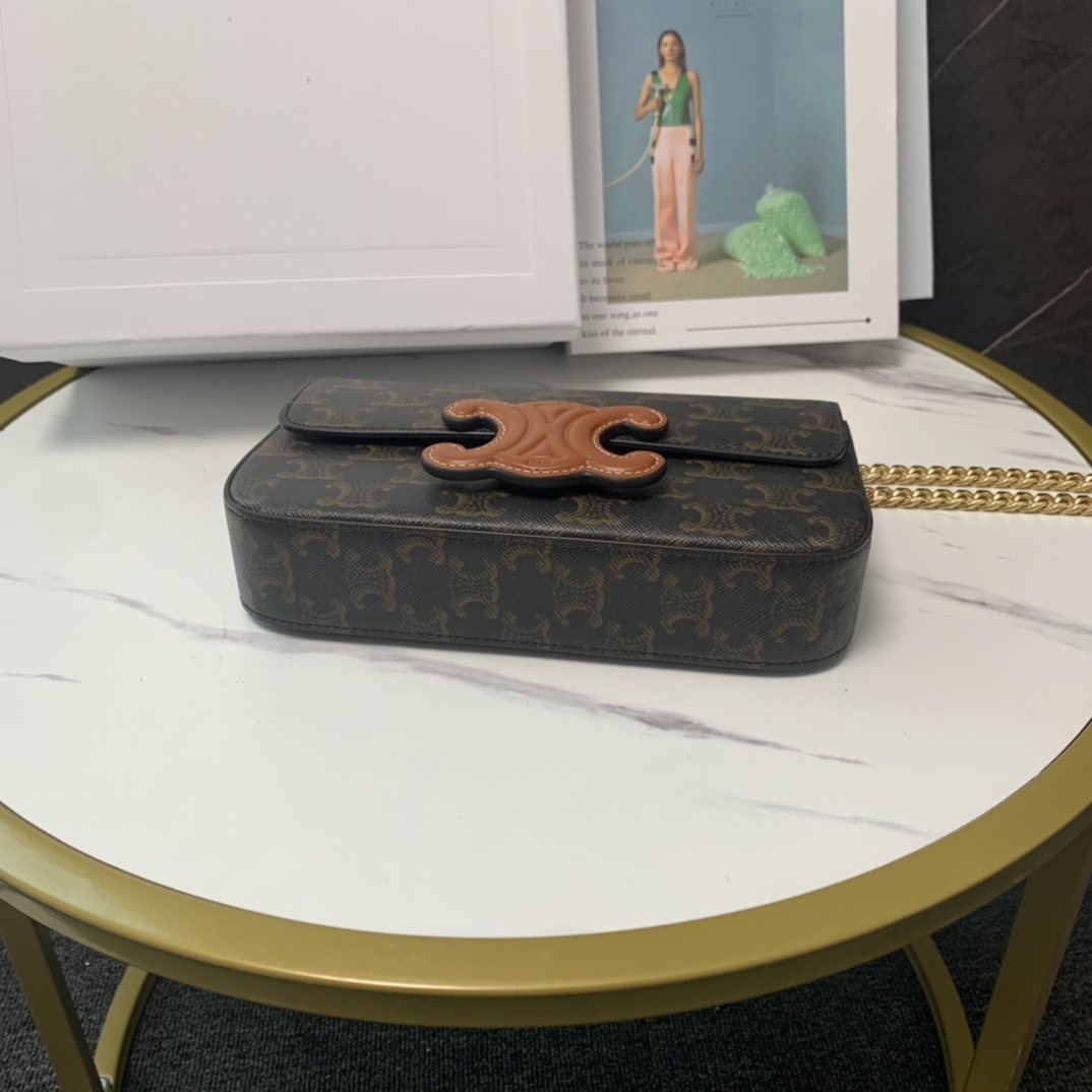 ️新品上线CELINE2022春夏新款新出皮扣链条腋下包新出的亮点在于从经典金属凯旋门换了立体皮扣浮雕凯